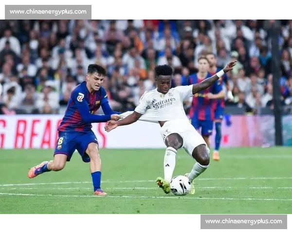 国家德比温情瞬间：佩德里与维尼修斯的对抗与尊重